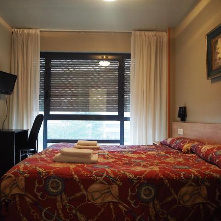 Hostal Acella Pamplona Buitenkant foto A room at the hotel