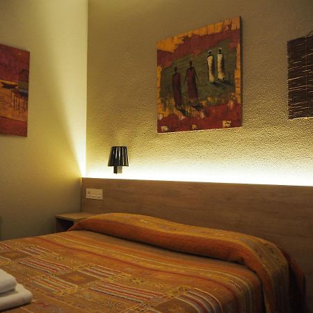 Hostal Acella Pamplona Buitenkant foto A room at the hotel