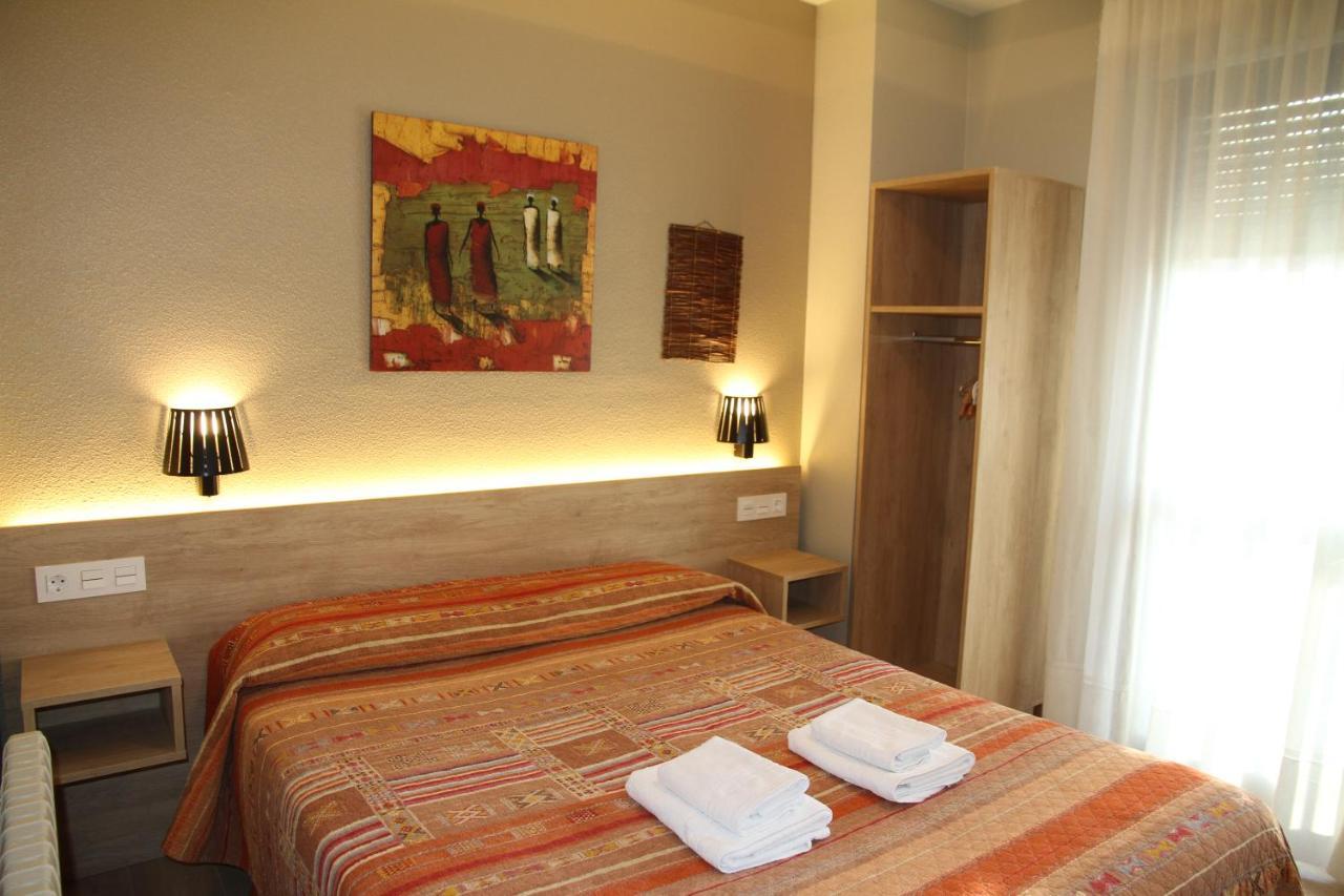 Hostal Acella Pamplona Buitenkant foto A room at the hotel