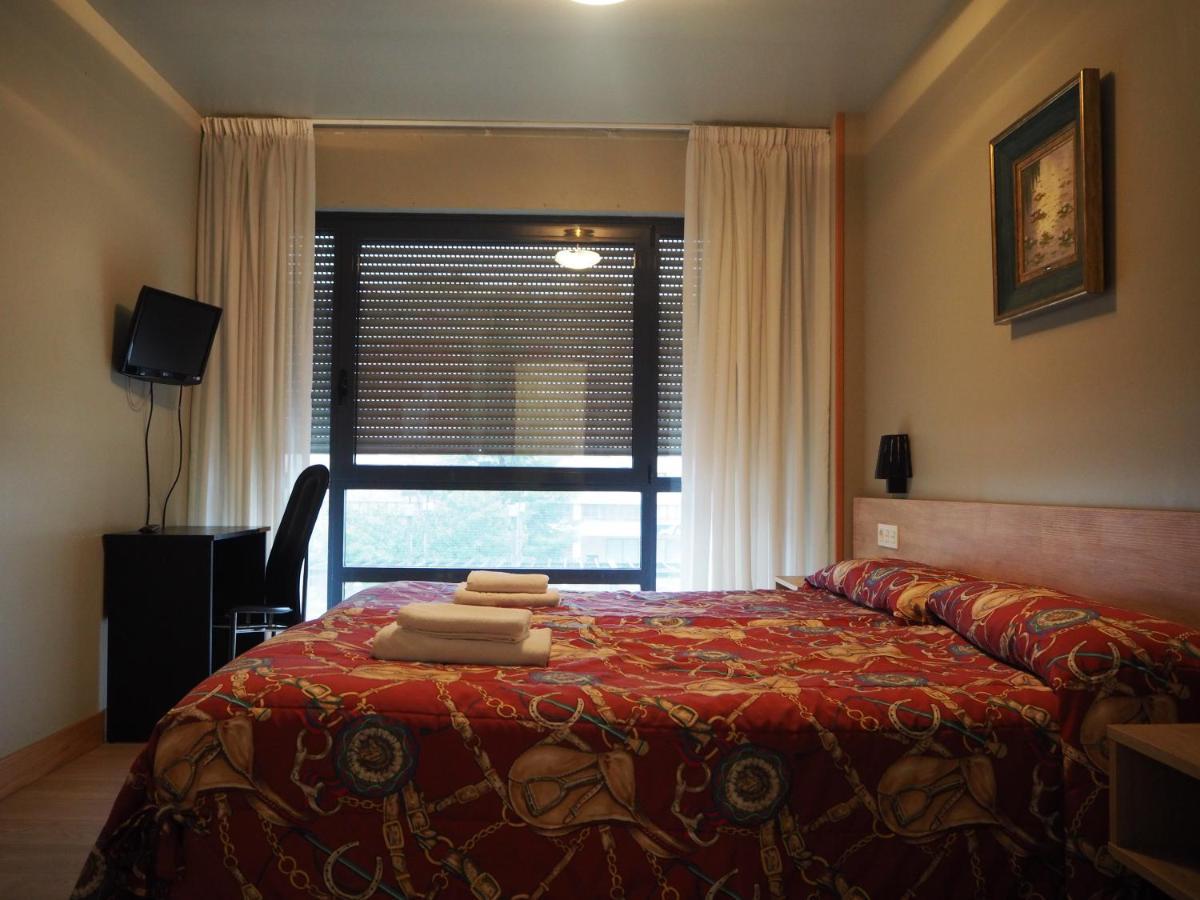 Hostal Acella Pamplona Buitenkant foto A room at the hotel