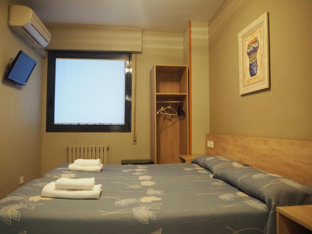 Hostal Acella Pamplona Buitenkant foto A room at the hotel