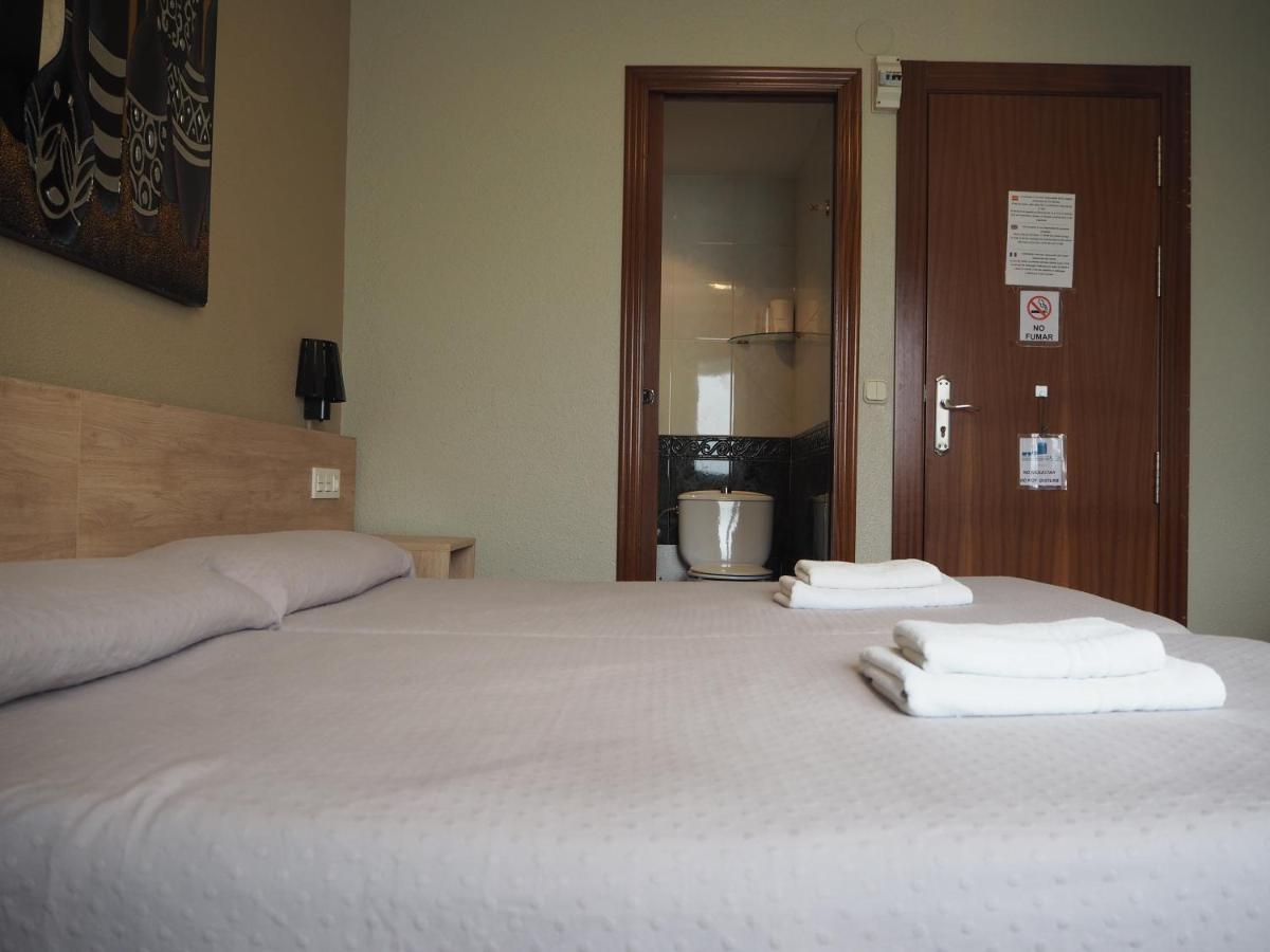 Hostal Acella Pamplona Buitenkant foto A room at the hotel