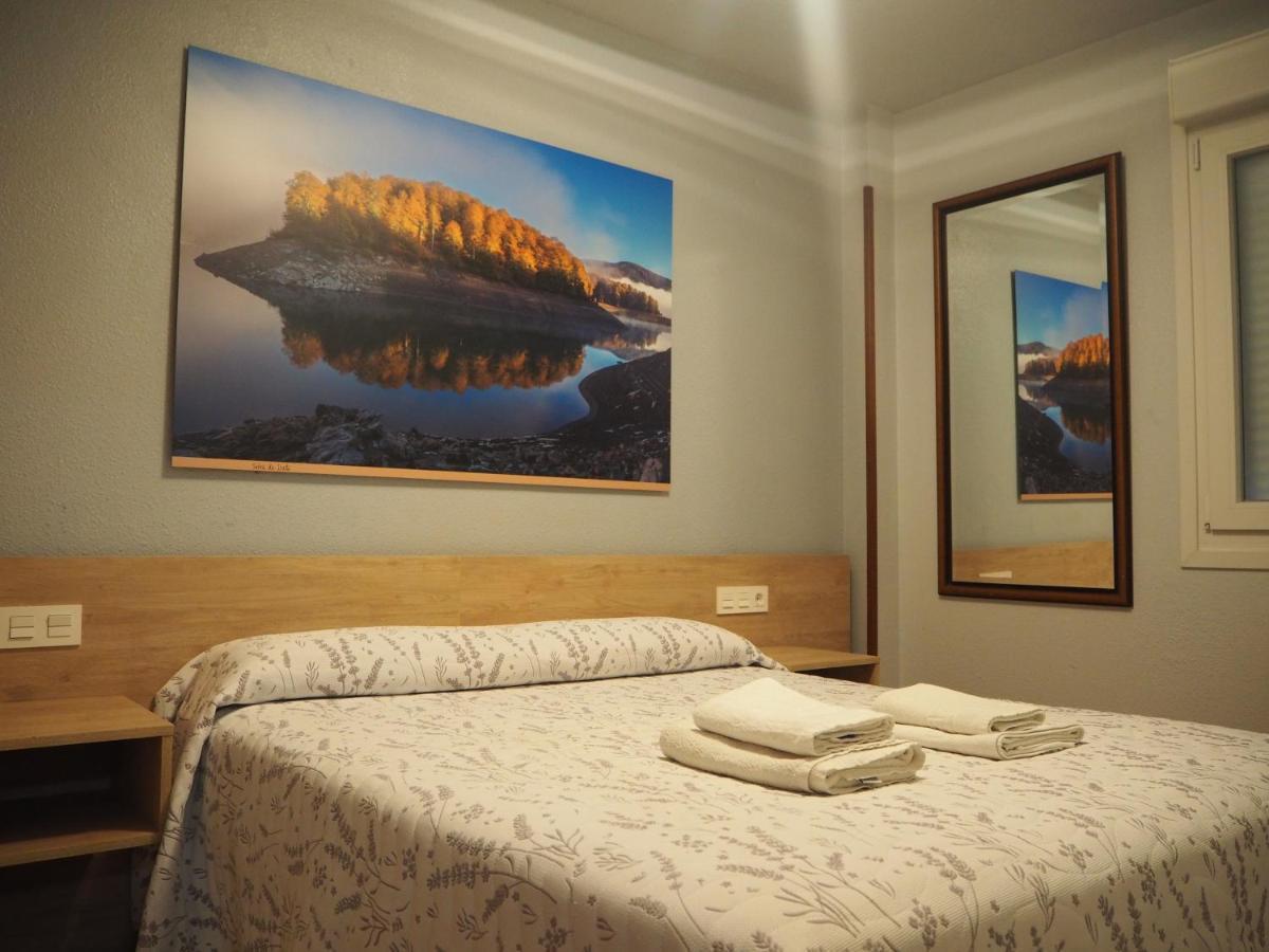 Hostal Acella Pamplona Buitenkant foto A room at the hotel