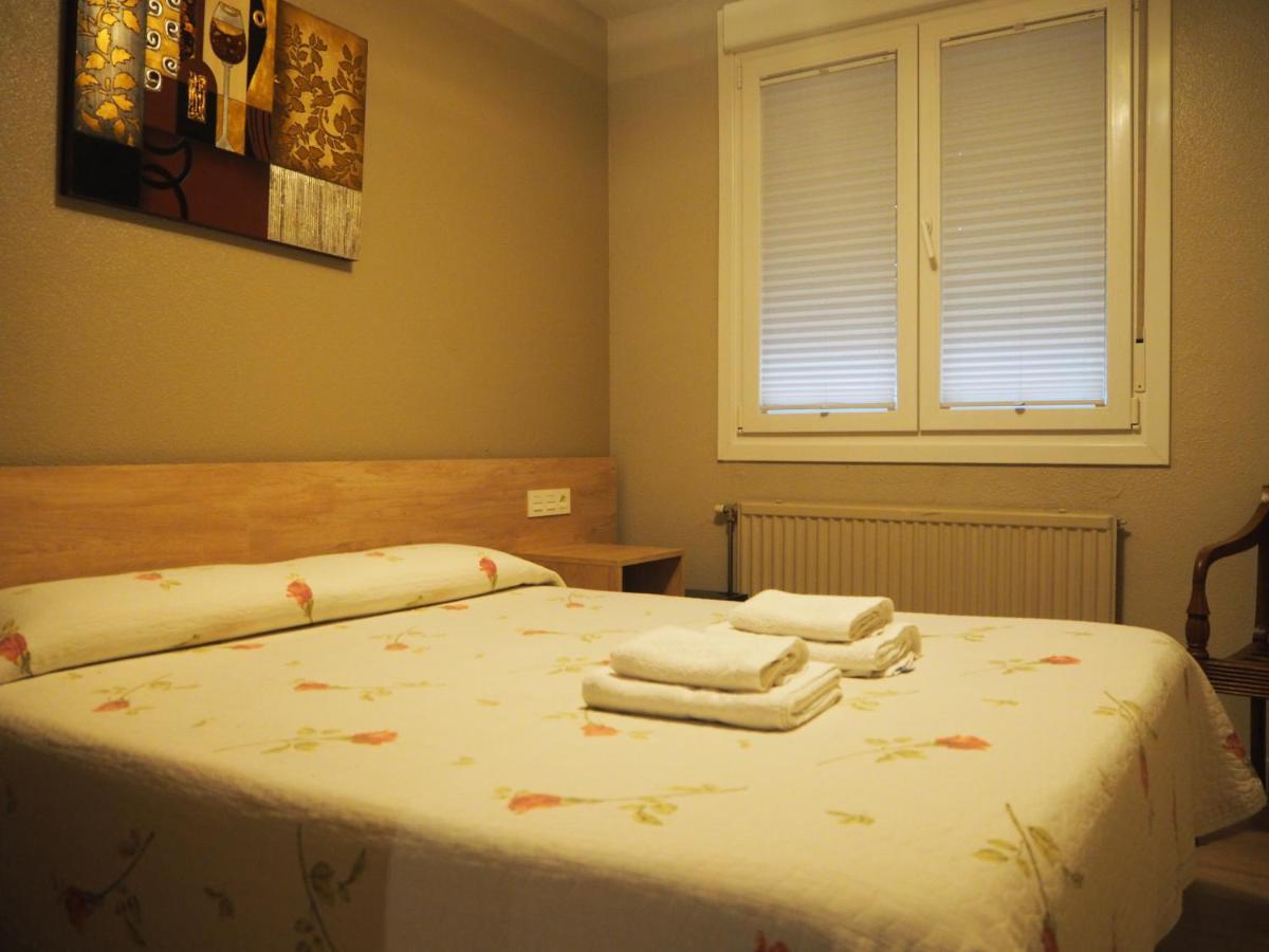 Hostal Acella Pamplona Buitenkant foto A guest room at the hotel
