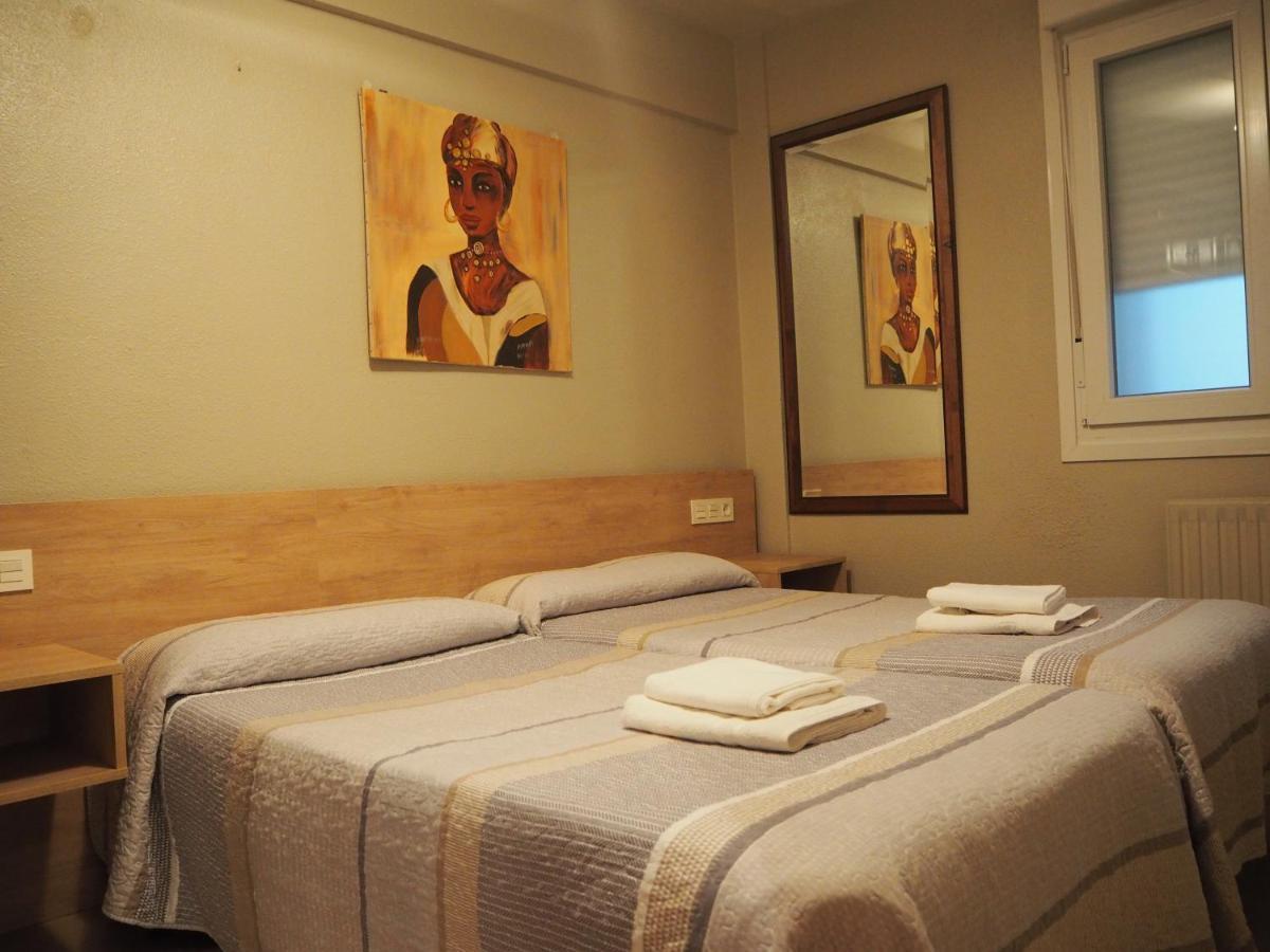 Hostal Acella Pamplona Buitenkant foto A room at the hotel