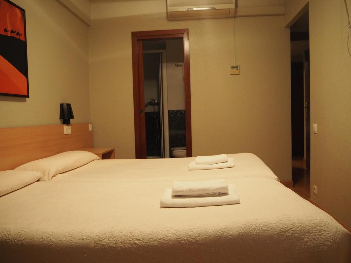 Hostal Acella Pamplona Buitenkant foto A room at the hotel