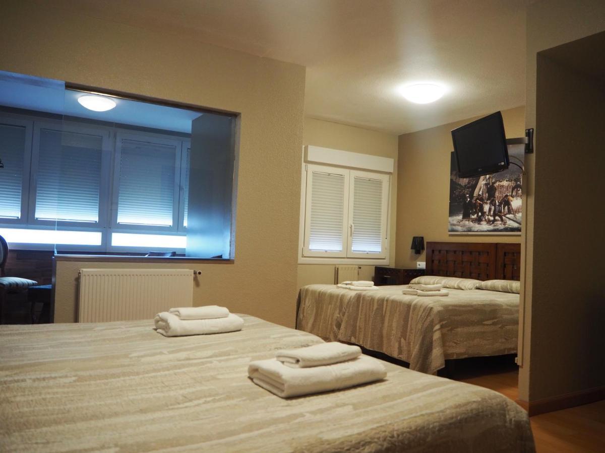 Hostal Acella Pamplona Buitenkant foto A room at the hotel