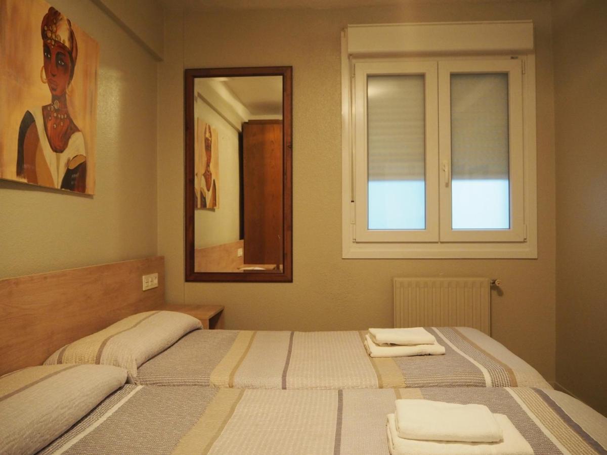 Hostal Acella Pamplona Buitenkant foto A room at the hotel