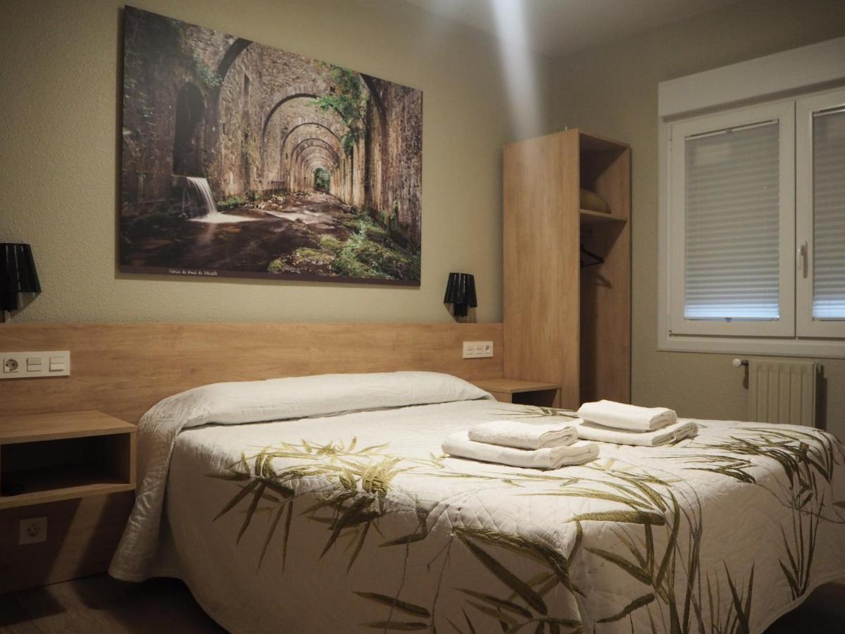 Hostal Acella Pamplona Buitenkant foto A bedroom in a hotel