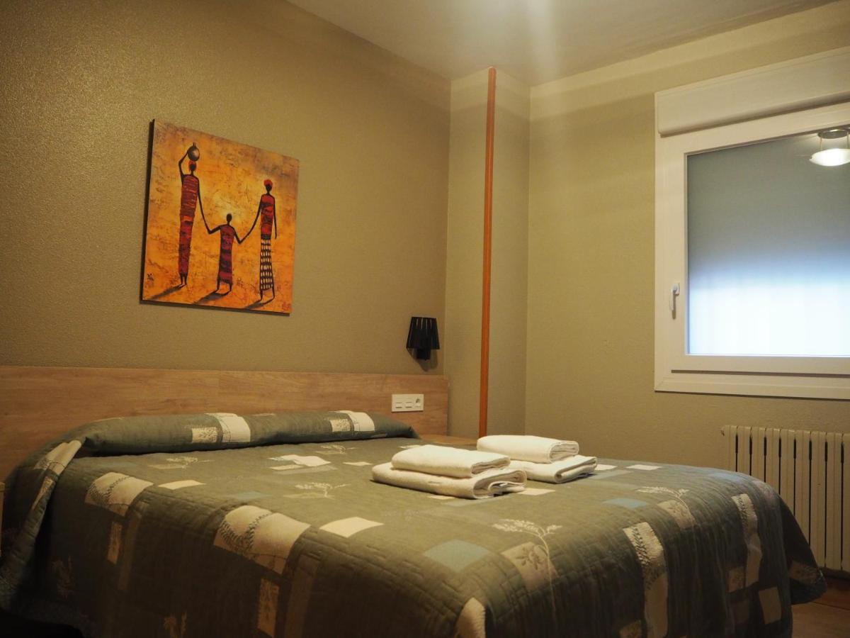 Hostal Acella Pamplona Buitenkant foto A bedroom in a hotel