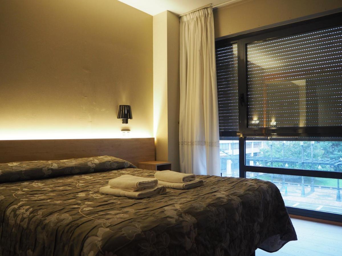 Hostal Acella Pamplona Buitenkant foto A bedroom