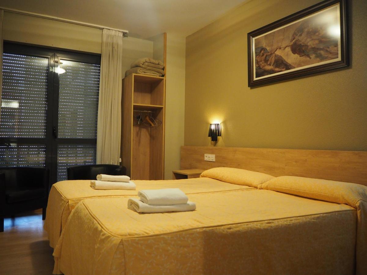 Hostal Acella Pamplona Buitenkant foto A typical hotel room