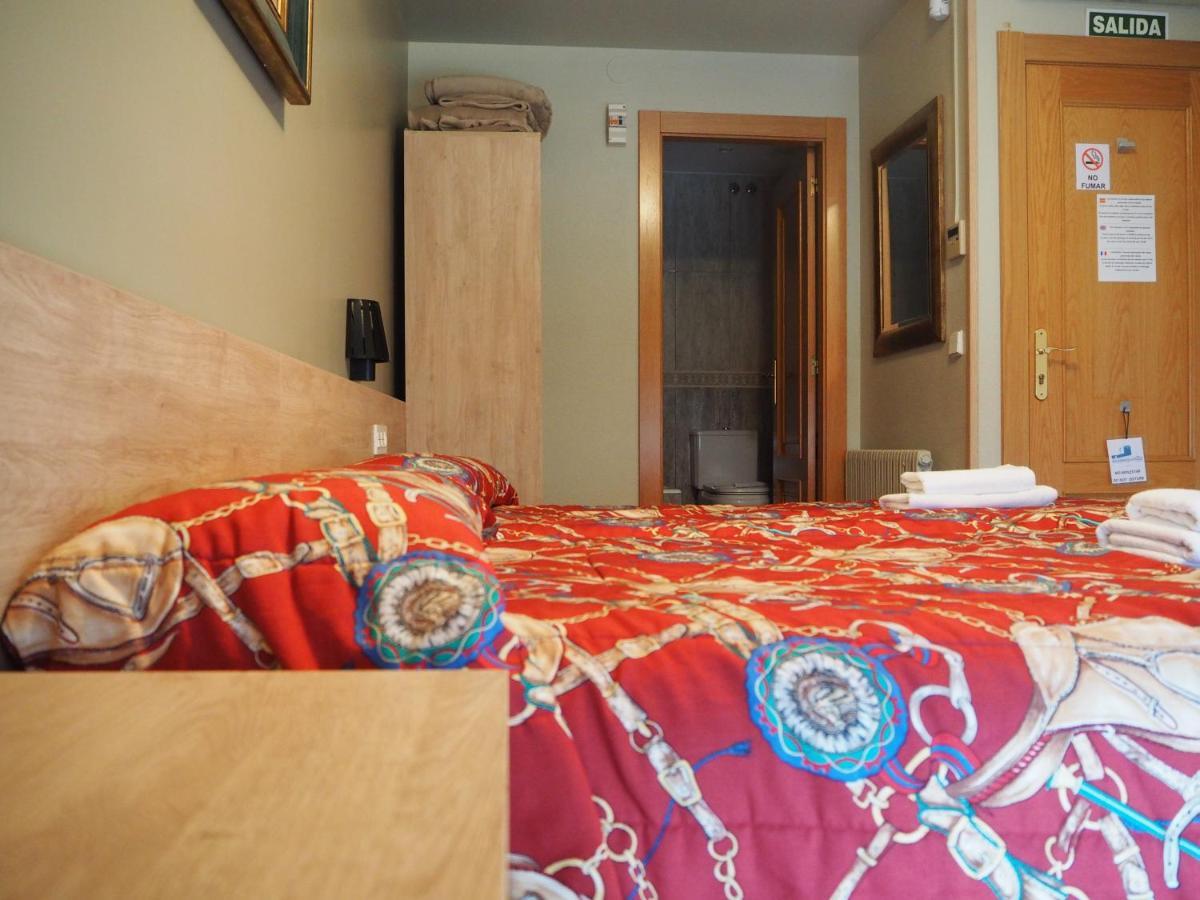 Hostal Acella Pamplona Buitenkant foto A typical room at the hostel