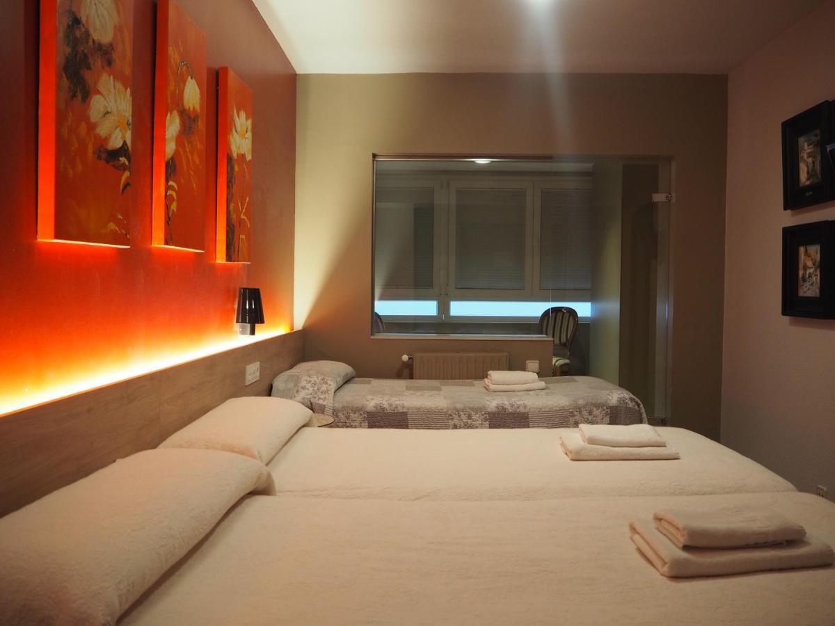 Hostal Acella Pamplona Buitenkant foto A room at a love hotel in Tokyo
