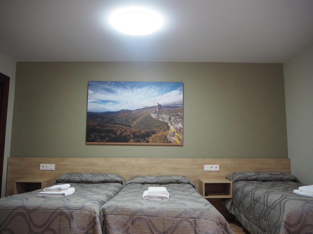 Hostal Acella Pamplona Buitenkant foto A room at the hotel