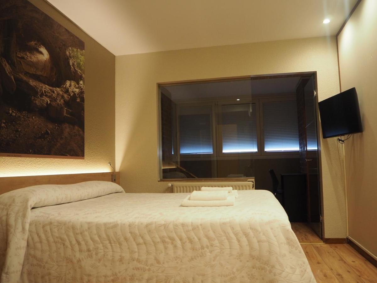 Hostal Acella Pamplona Buitenkant foto A room at the hotel