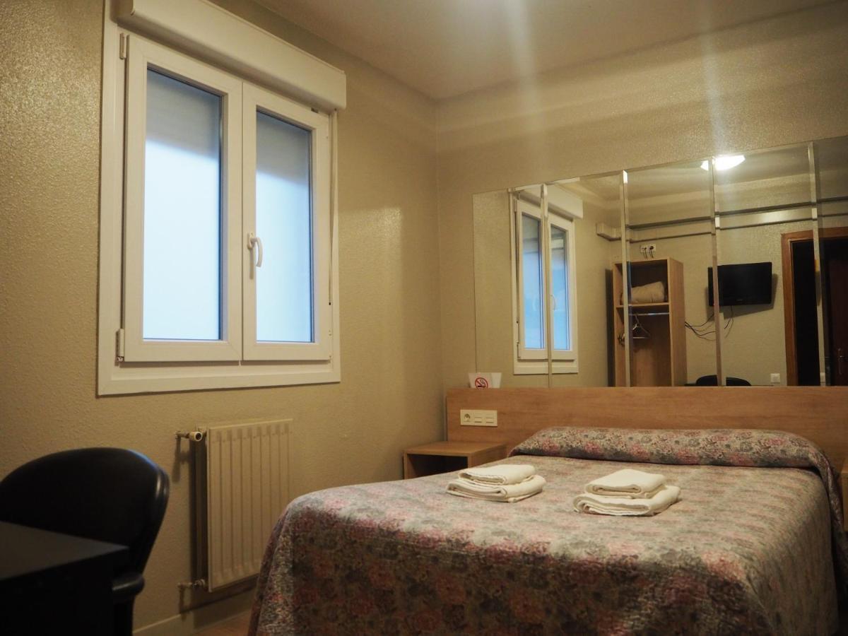 Hostal Acella Pamplona Buitenkant foto