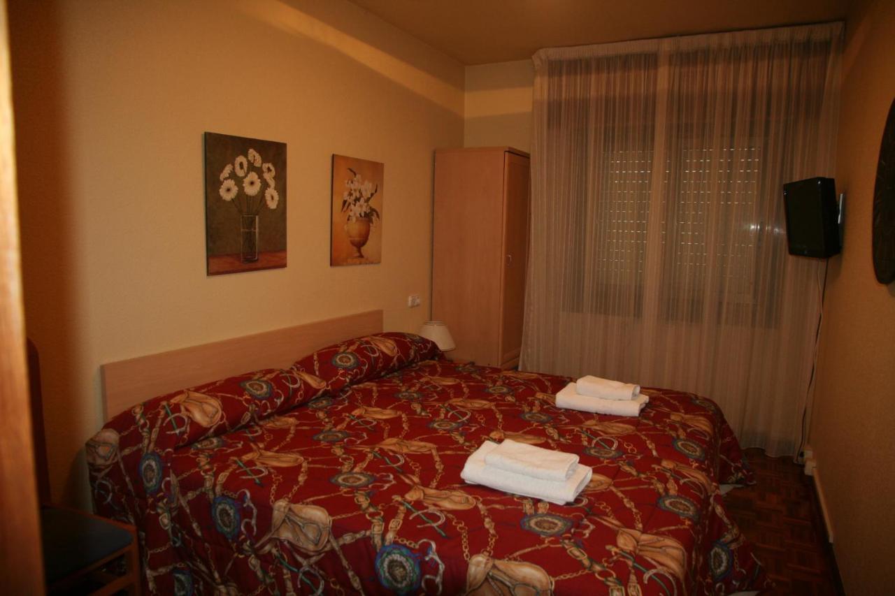Hostal Acella Pamplona Kamer foto A typical room at the hotel
