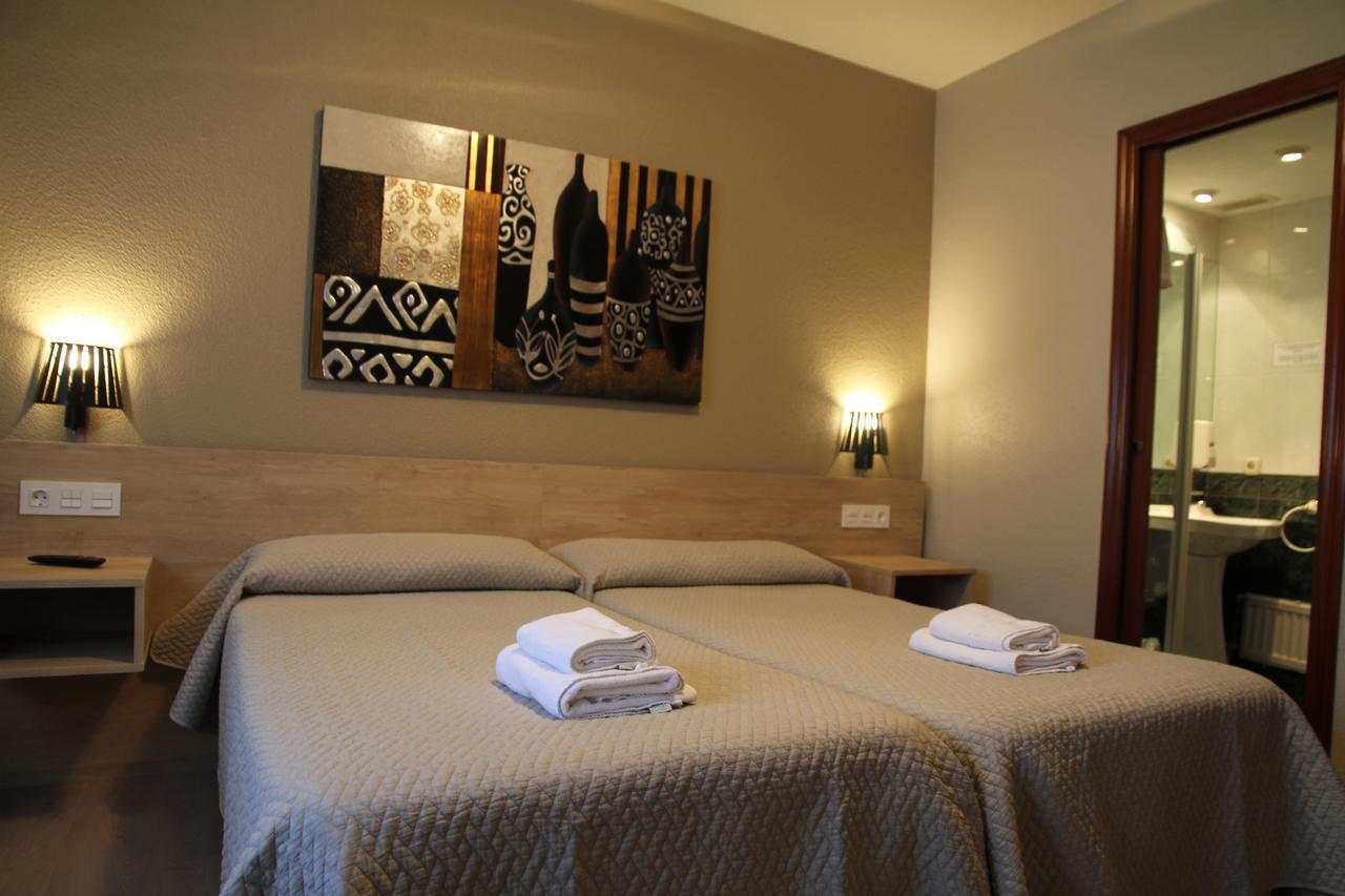 Hostal Acella Pamplona Buitenkant foto A room at the hotel