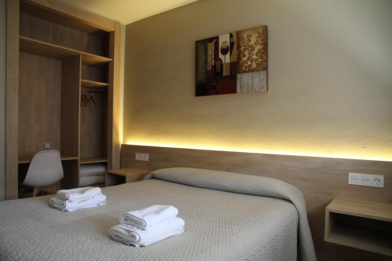 Hostal Acella Pamplona Buitenkant foto A room at the hotel
