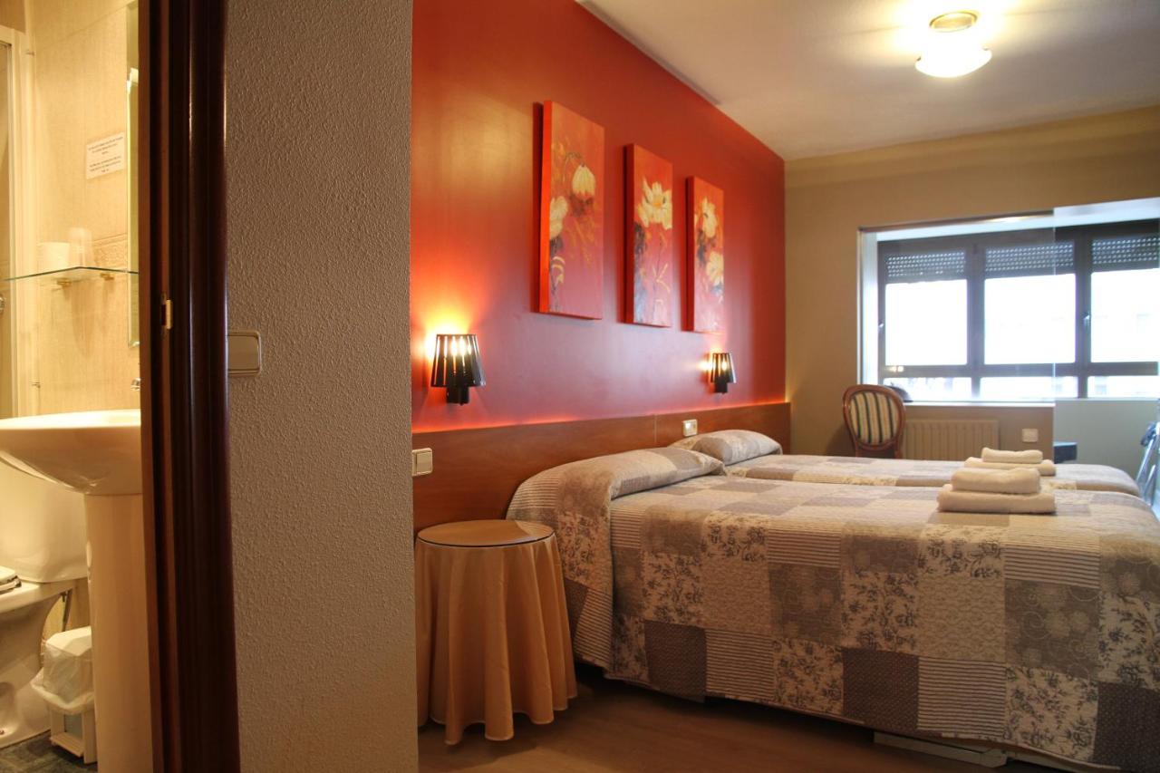 Hostal Acella Pamplona Buitenkant foto A room at the hotel