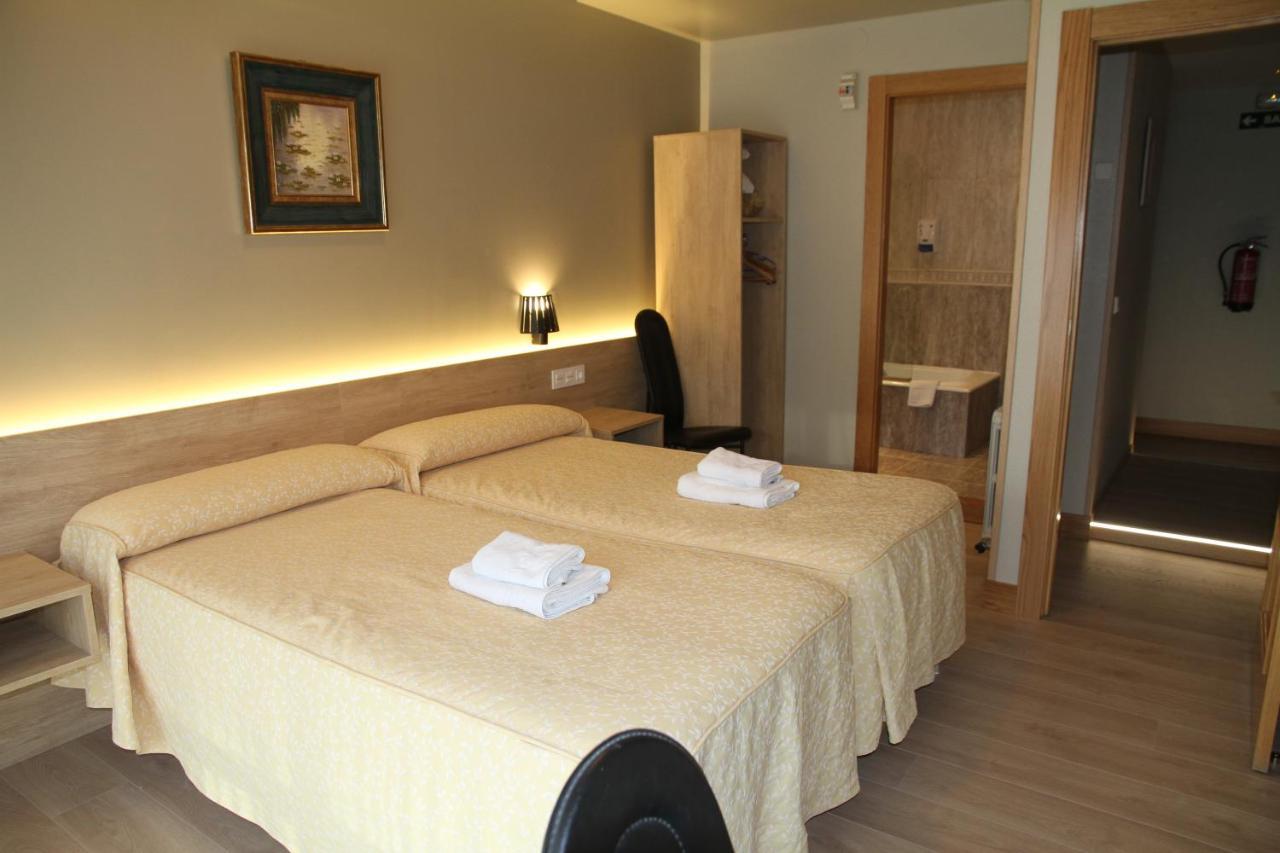 Hostal Acella Pamplona Buitenkant foto A room at the hotel